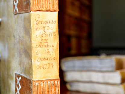 Primer libro de actas, empezado en 1713.