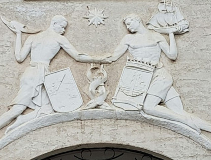 Detalle de la fachada de la Academia Ecuatoguineana
