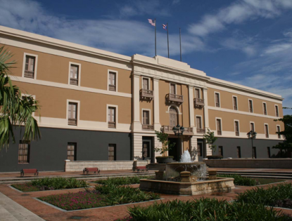 Fachada del Cuartel de Ballajá, sede de la Academia Puertorriqueña de la Lengua Española.
