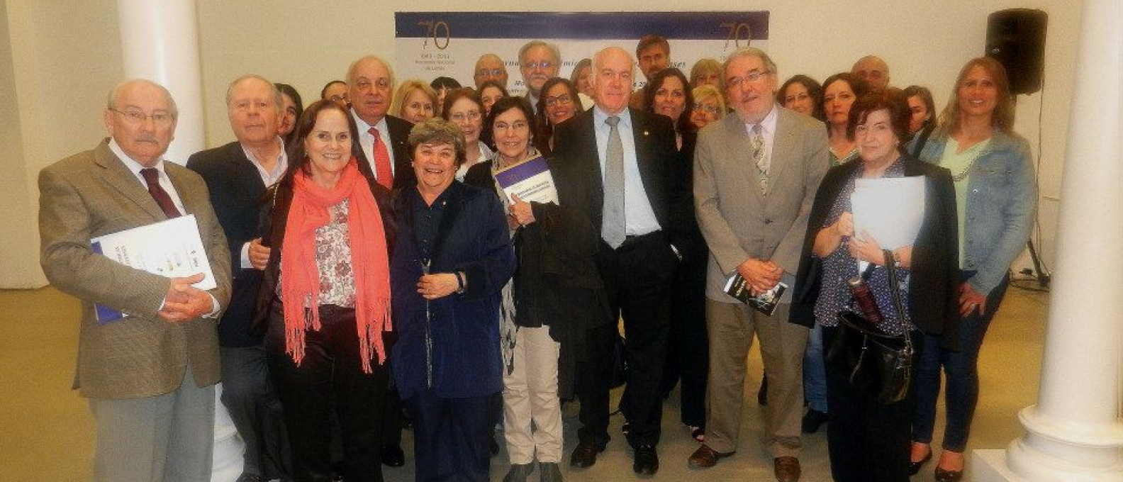 Miembros de la Academia Nacional de Letras de Uruguay .