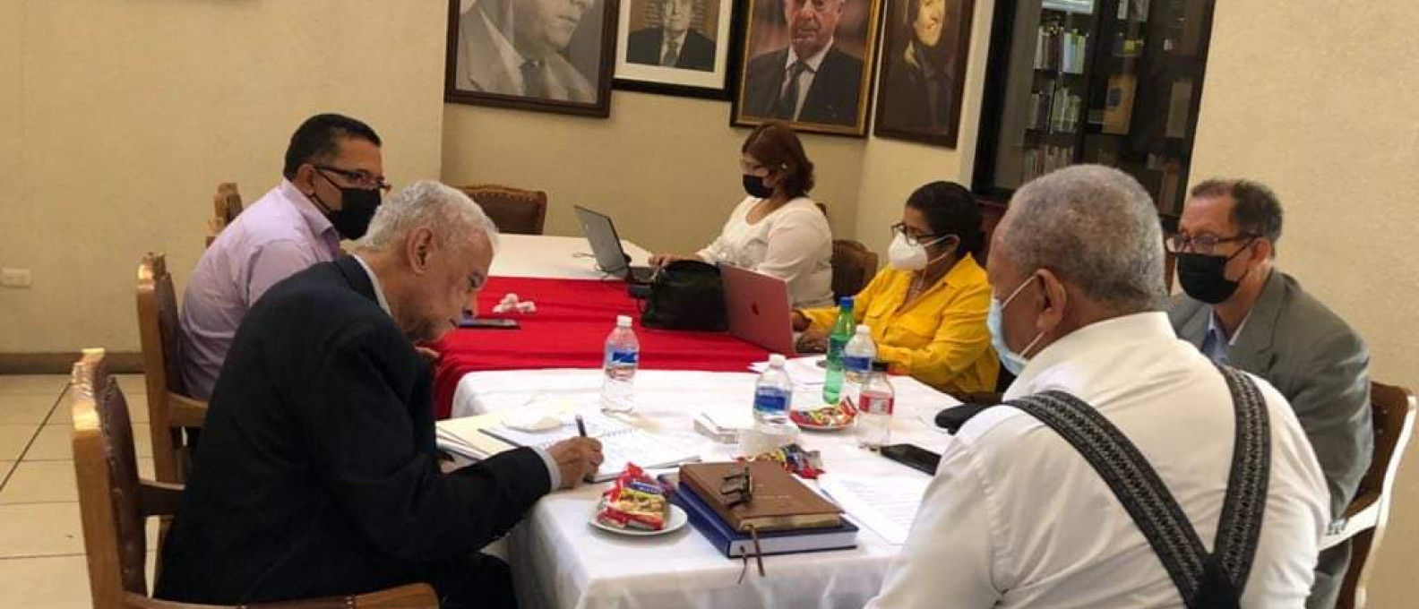 Junta directiva Academia Hondureña de la Lengua. Foto: Facebook de la Academia Hondureña.