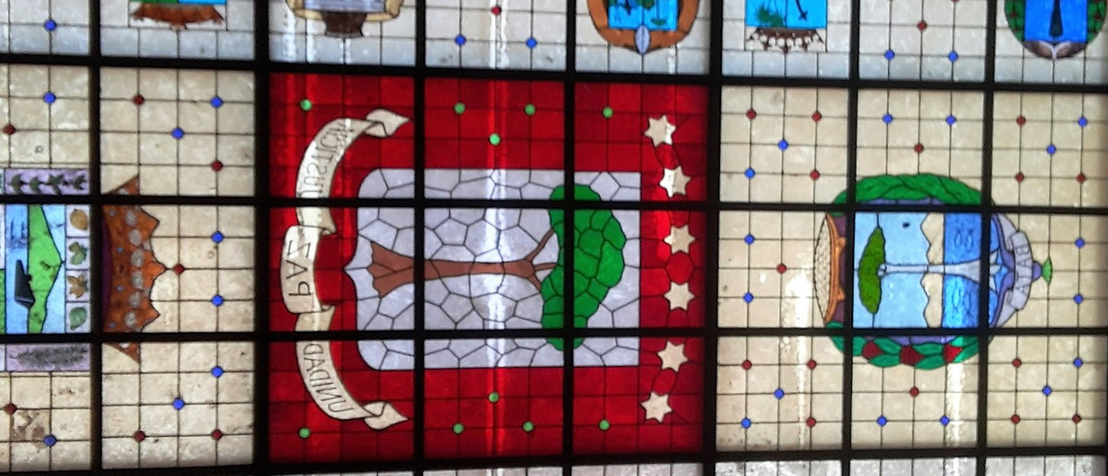 Vidriera de la Academia Ecuatoguineana de la Lengua