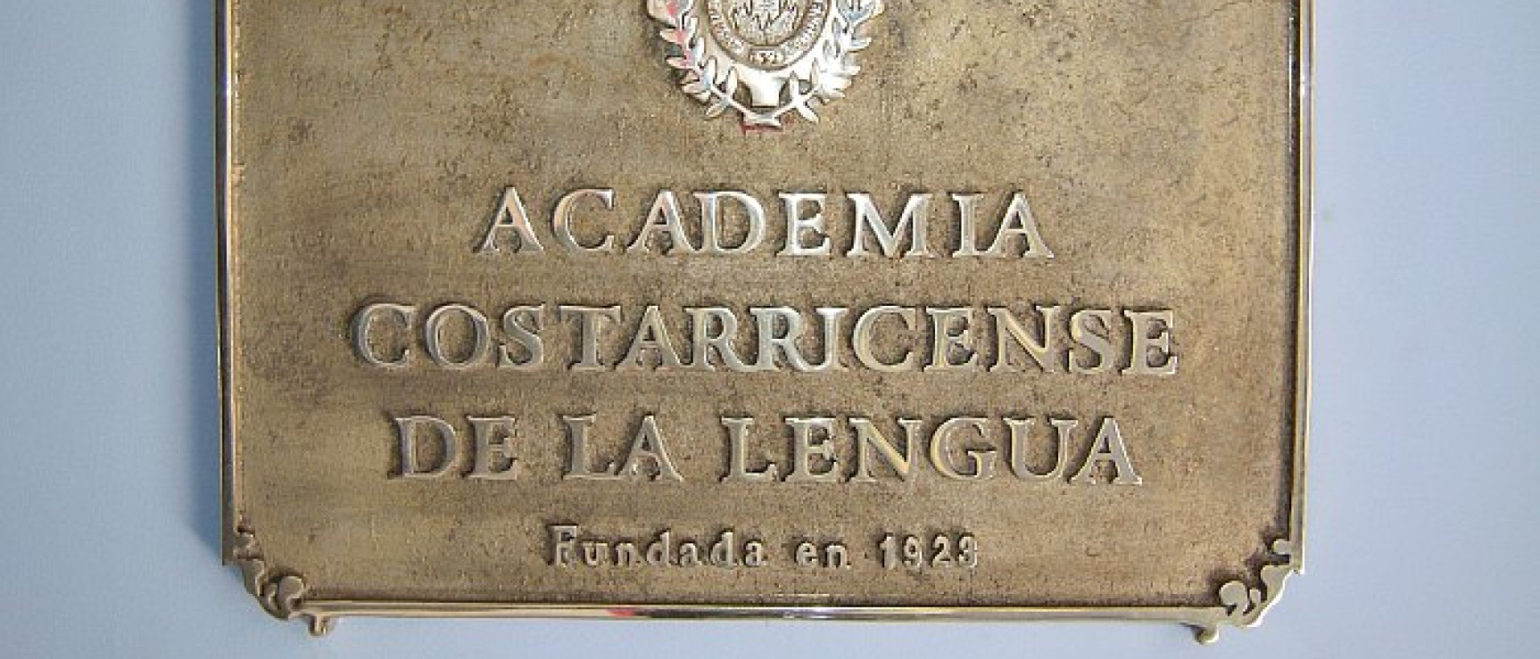 Placa en bronce, del vestíbulo de la Academia Costarricense de la Lengua (foto: ACL)
