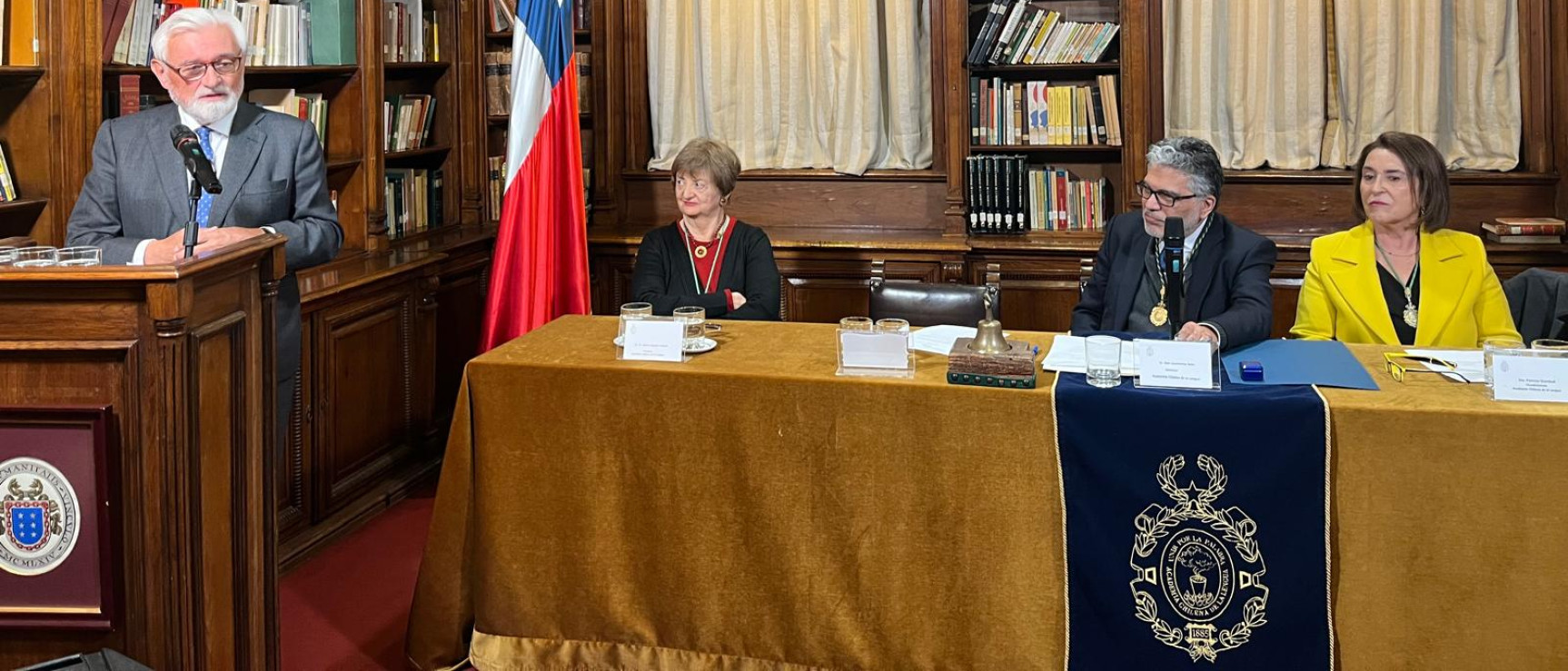 El académico Darío Villanueva, miembro ilustre de la Academia Chilena de la Lengua