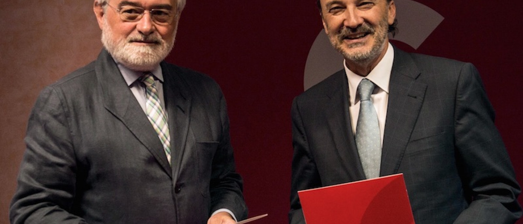 El director de la RAE y el secretario de Estado tras la firma del convenio.