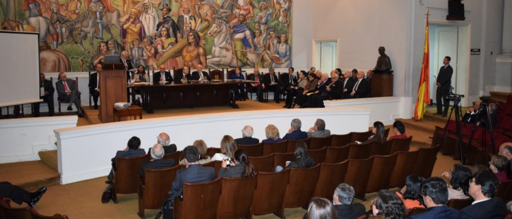 Darío Villanueva ha sido nombrado miembro honorario de la Academia Colombiana. 