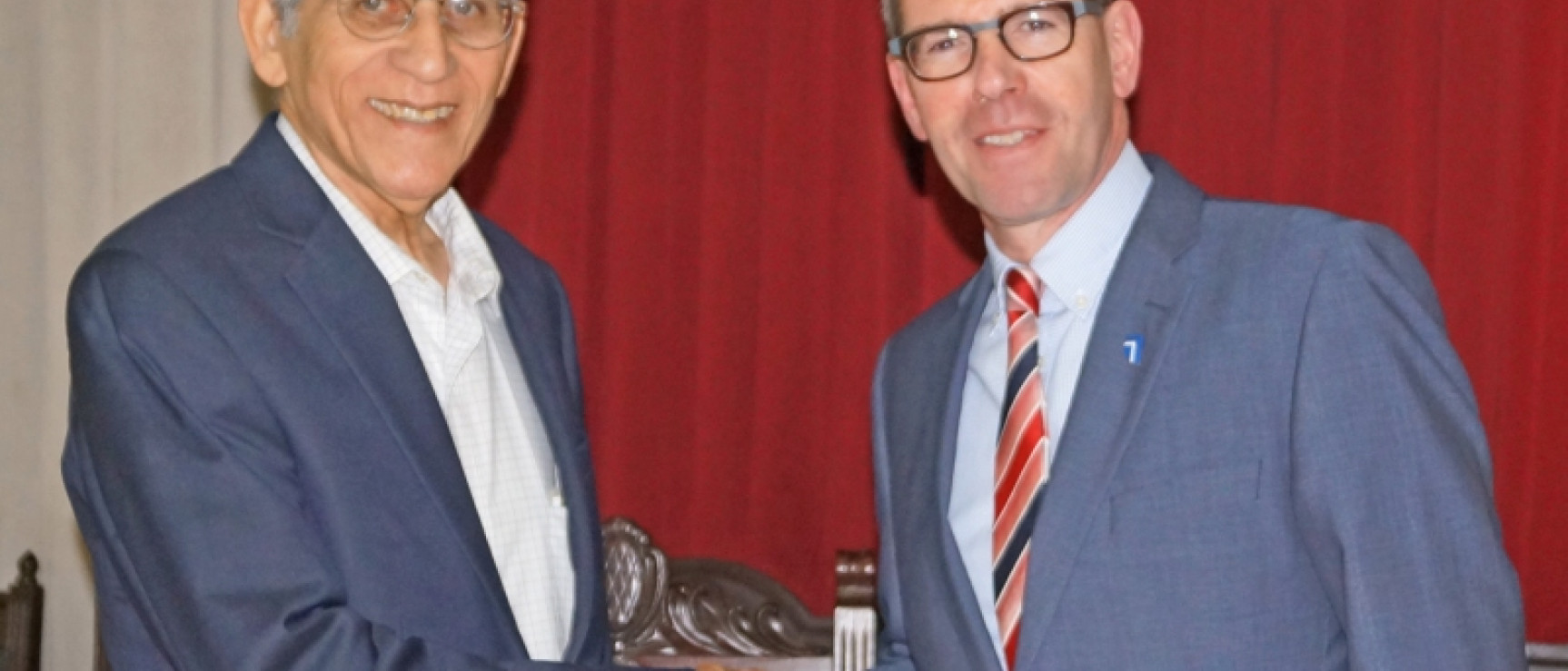  Bruno Rosario Candelier y  Michael Jäckel ratifican el acuerdo.