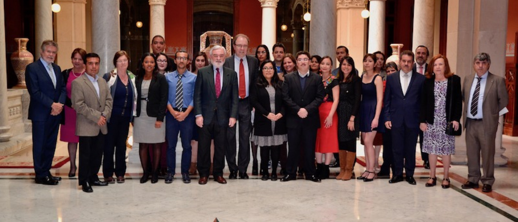 Profesores y estudiantes de la ELH con el director de la RAE en la sede institucional.