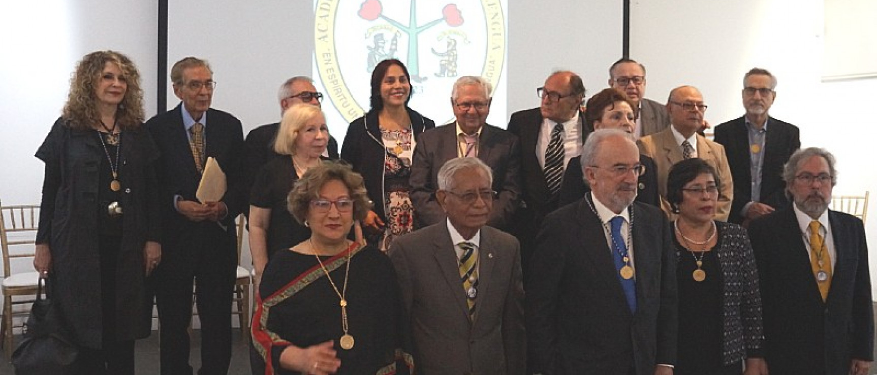 Santiago Muñoz Machado con los académicos de la ANL (foto: RAE)