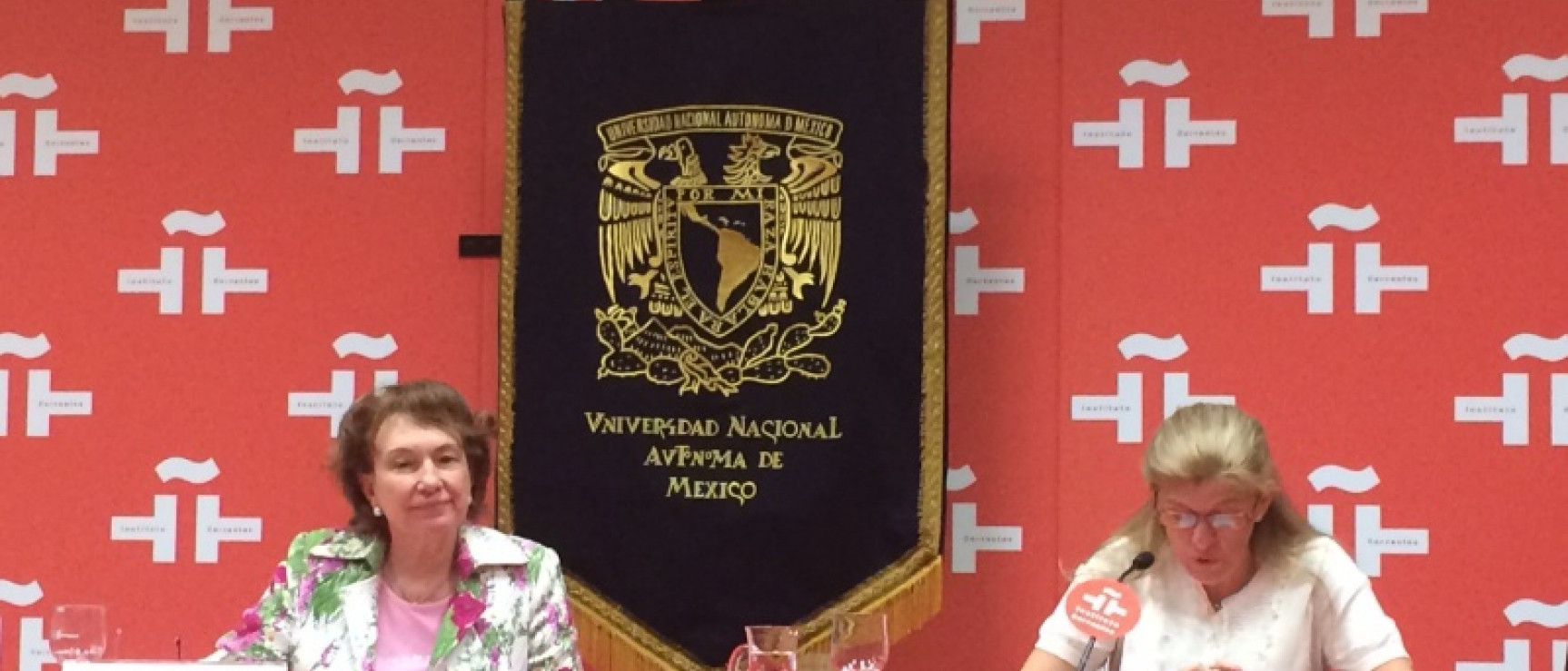 Alicia Mayer, directora del CEM, presenta a Ascensión Hernández Triviño, académica mexicana.