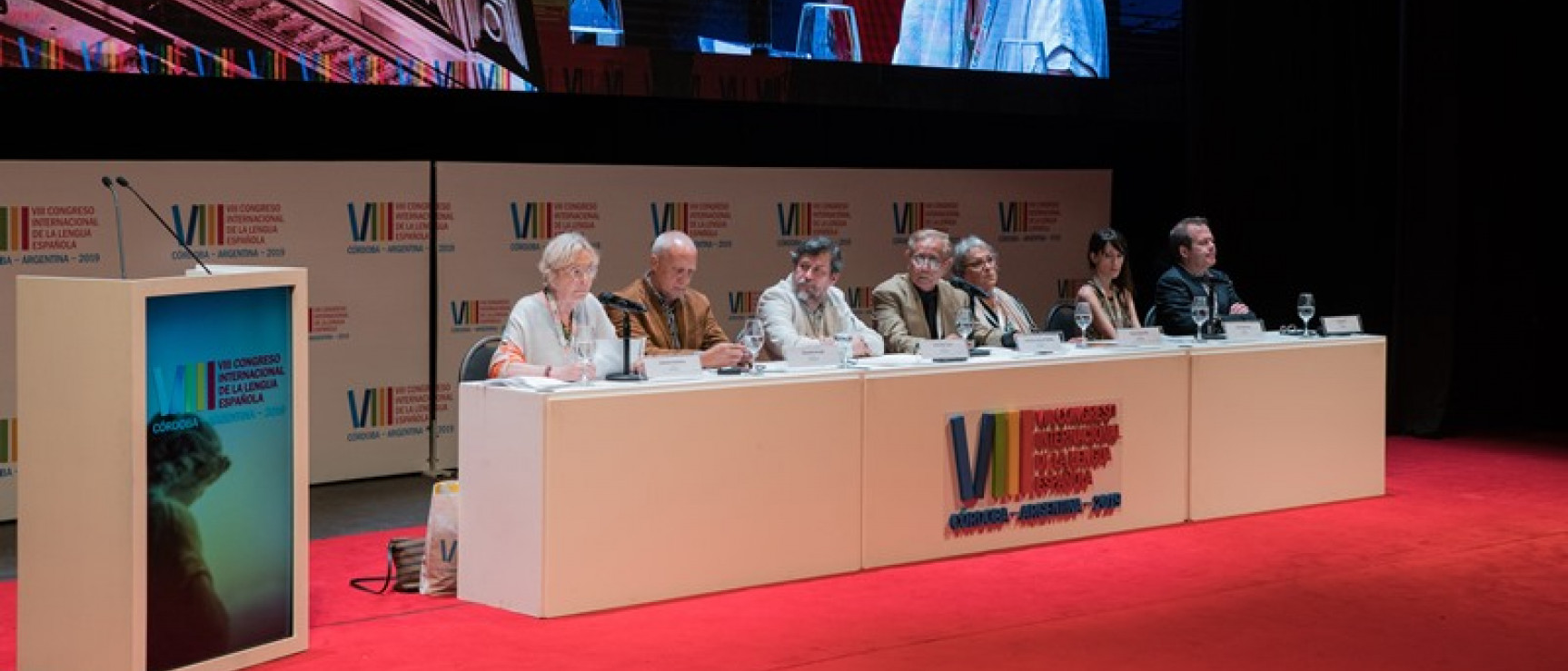 Mesa redonda sobre el poder de las palabras y las imágenes en la era digital.