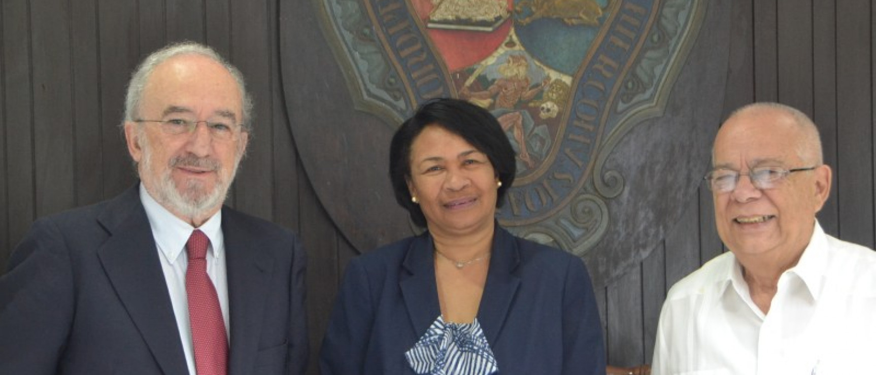 El director de la RAE, Santiago Muñoz Machado; la rectora de la Universidad de La Habana, Miriam Nicado García, y el director de la Academia Cubana de la Lengua, Rogelio Rodríguez Coronel (foto: Academia Cubana de la Lengua)