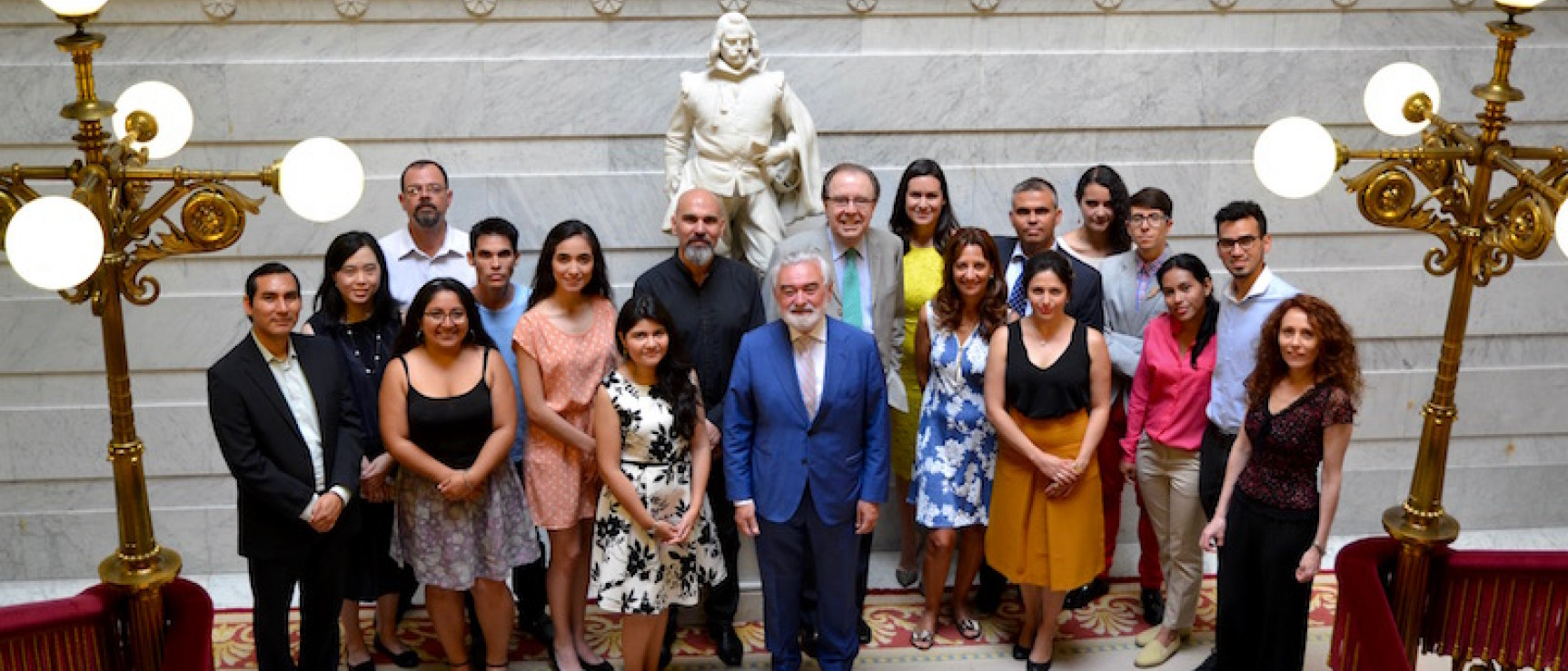 Los alumnos con los directores de la RAE y de la ELH.