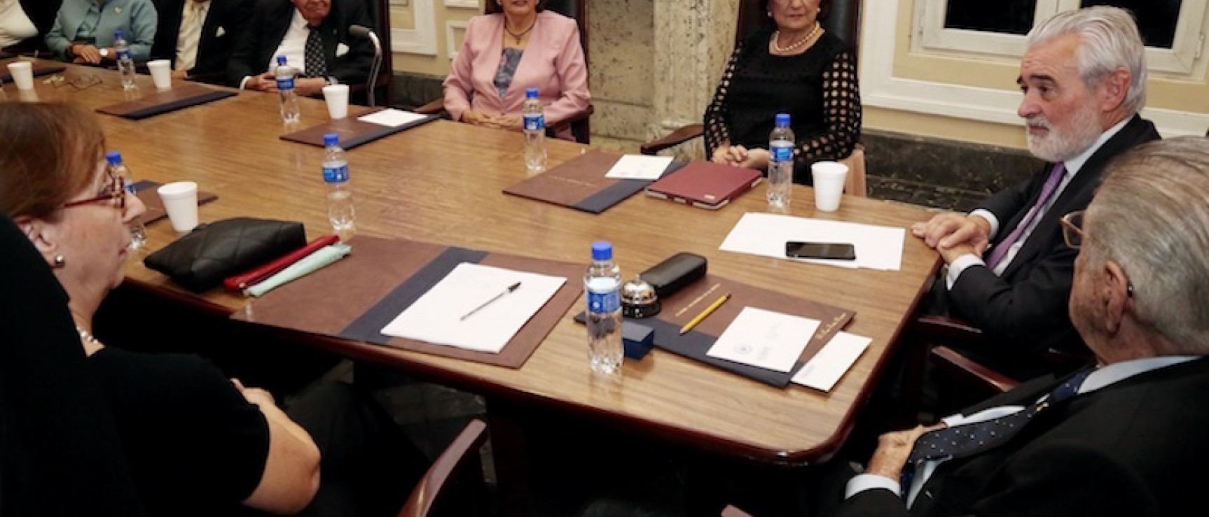 Sesión de trabajo en la Academia Salvadoreña de la Lengua.