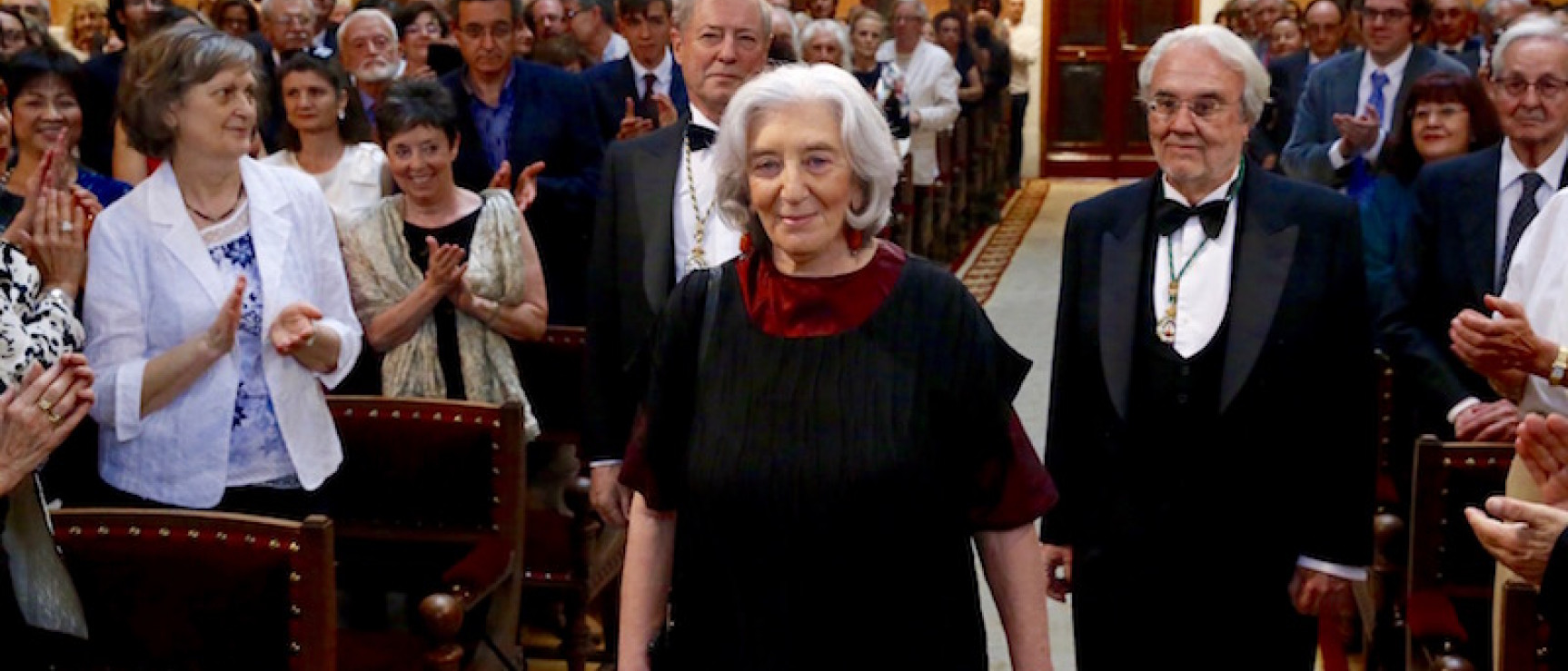 Clara Janés, acompañada por los académicos Manuel Gutiérrez Aragón y Félix de Azúa.