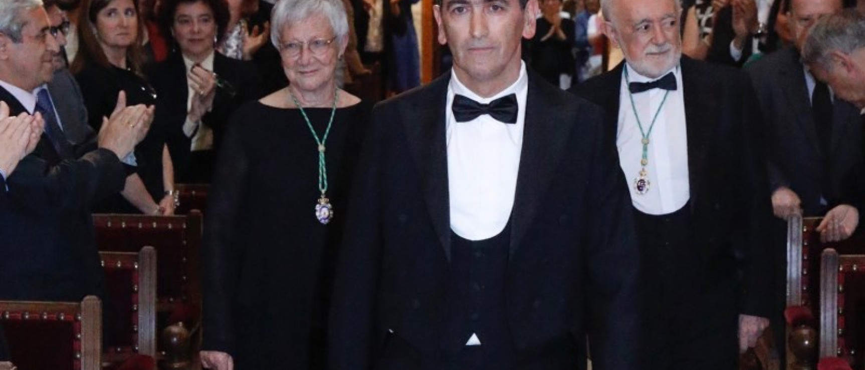 Juan Mayorga, acompañado de los académicos Paz Battaner y Carlos García Gual.