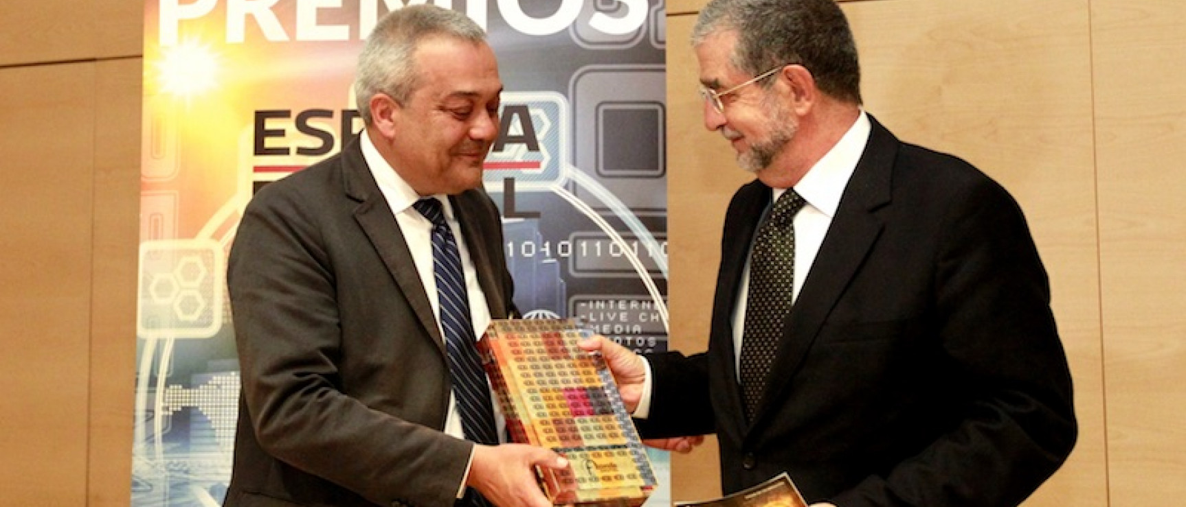 José Antonio Pascual (derecha) recibe el premio de manos de Víctor Calvo-Sotelo.