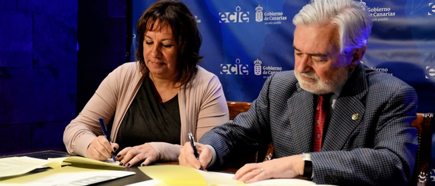 Soledad Monzón y Darío Villanueva firman el convenio de colaboración.