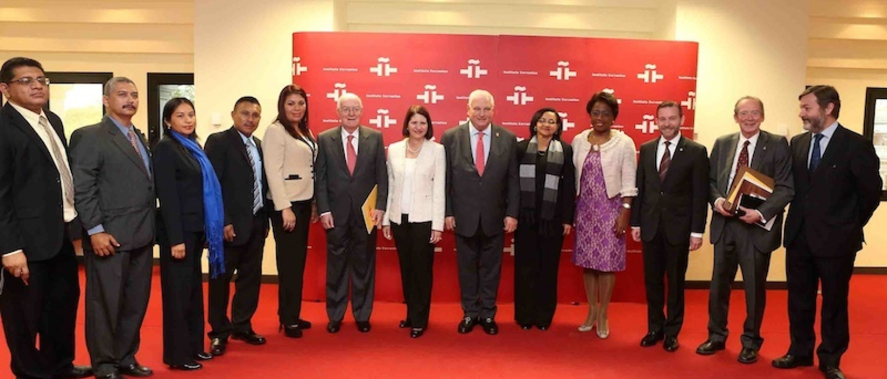Foto de familia de los participantes en el acto.
