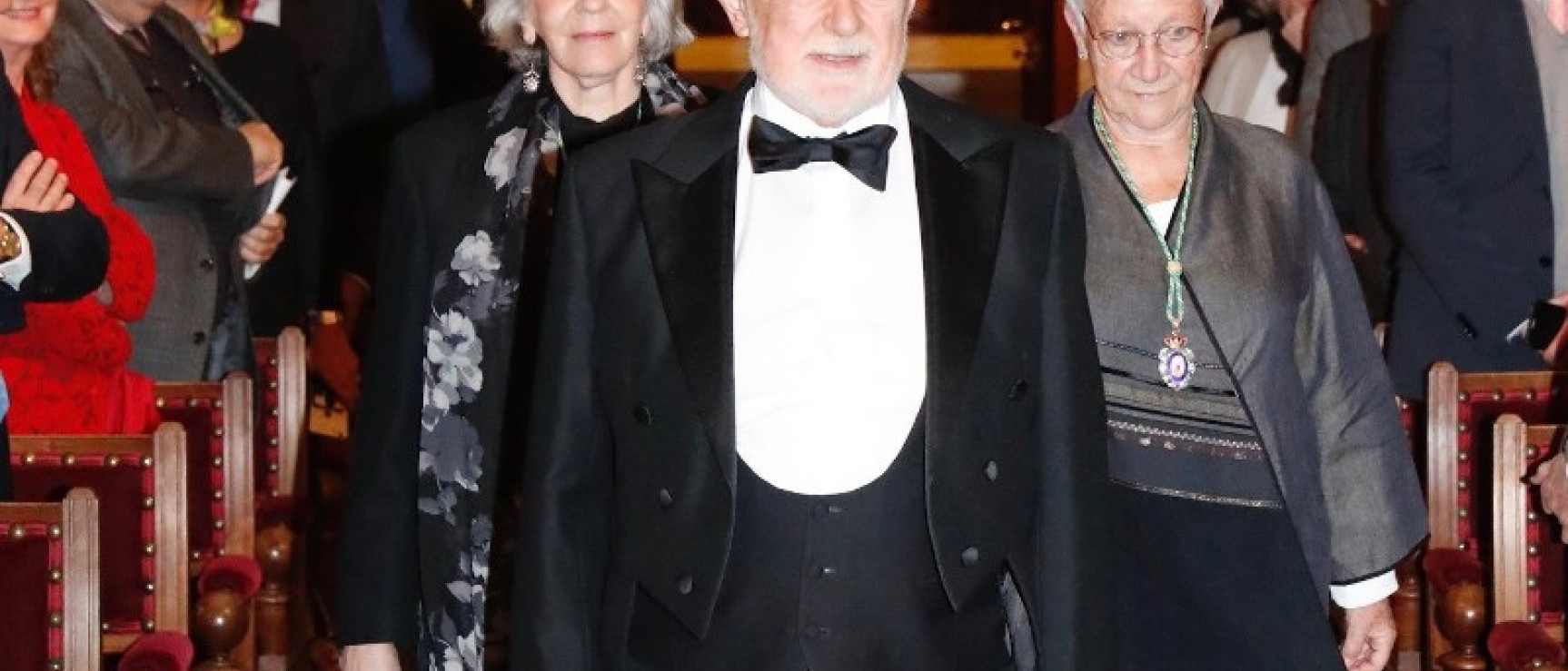 Carlos García Gual entra al salón de actos acompañado de Clara Janés y Paz Battaner.