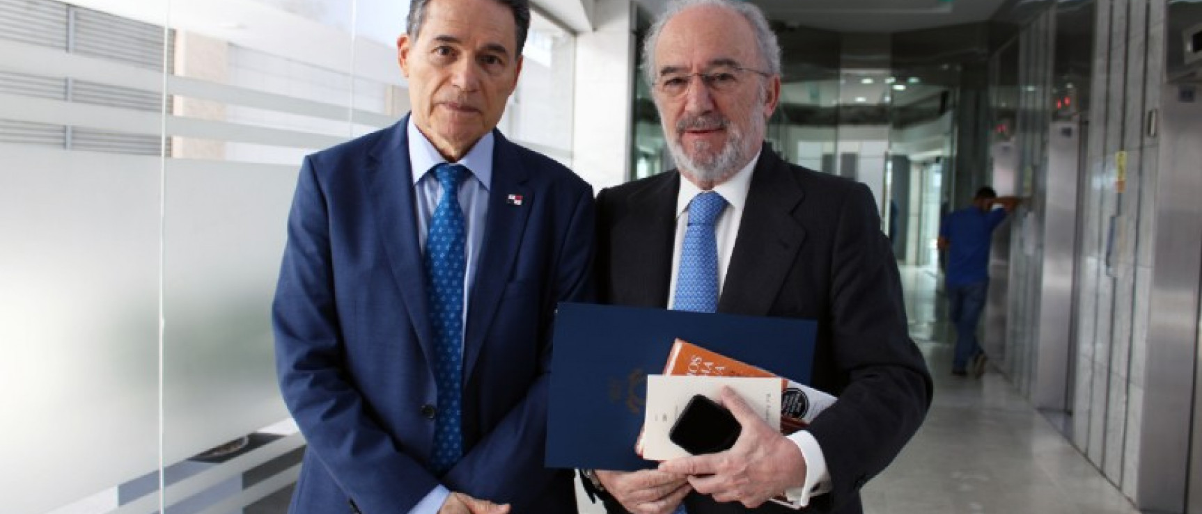 El director de la Academia Panameña de la Lengua, Arístides Royo, y el director de la RAE, Santiago Muñoz Machado (foto: APL)