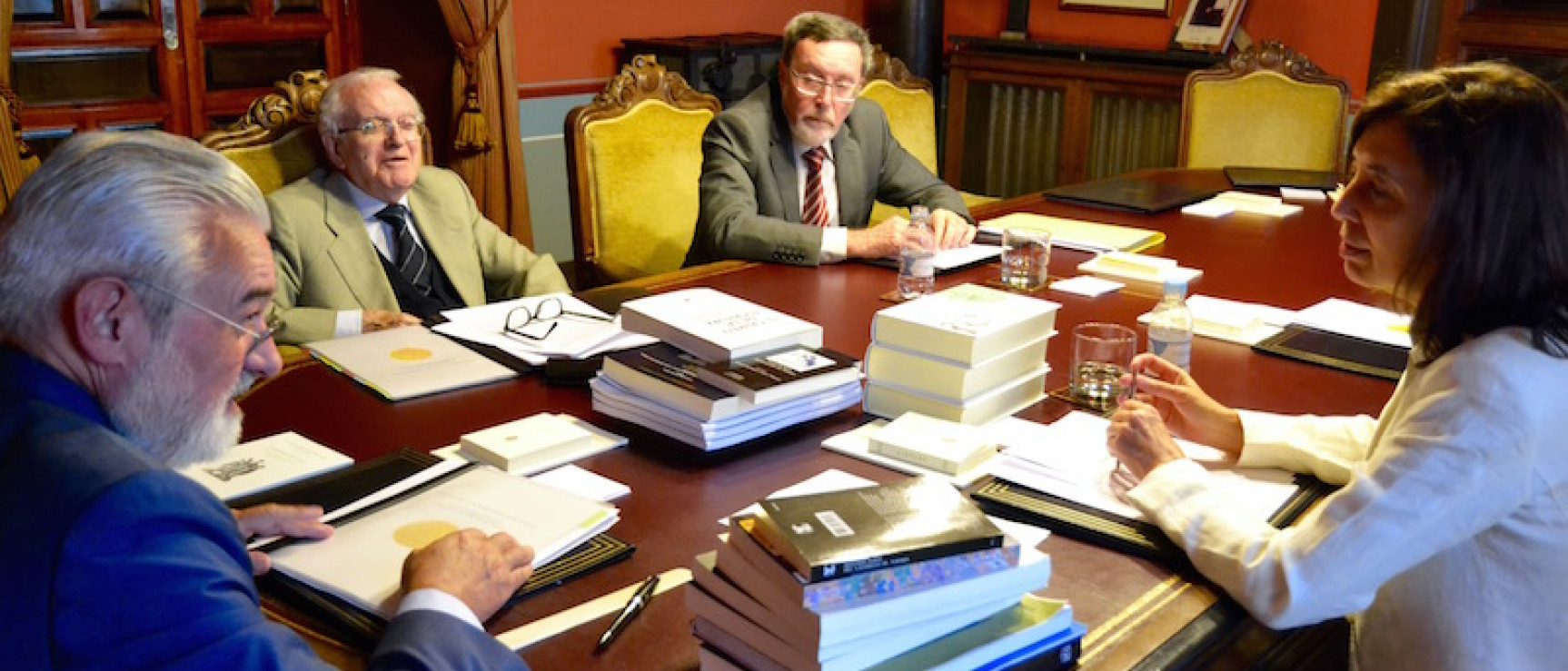 El director de la RAE y presidente de la ASALE, reunido con el jurado.