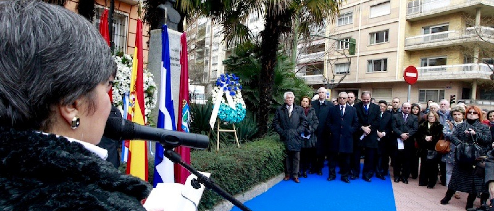 Lectura de poemas tras la ofrenda floral.