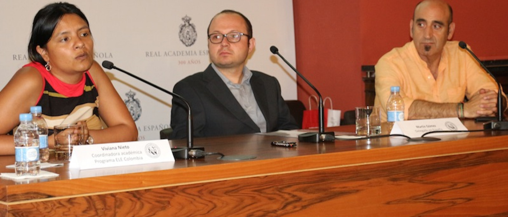 Viviana Nieto con los participantes en la presentación.