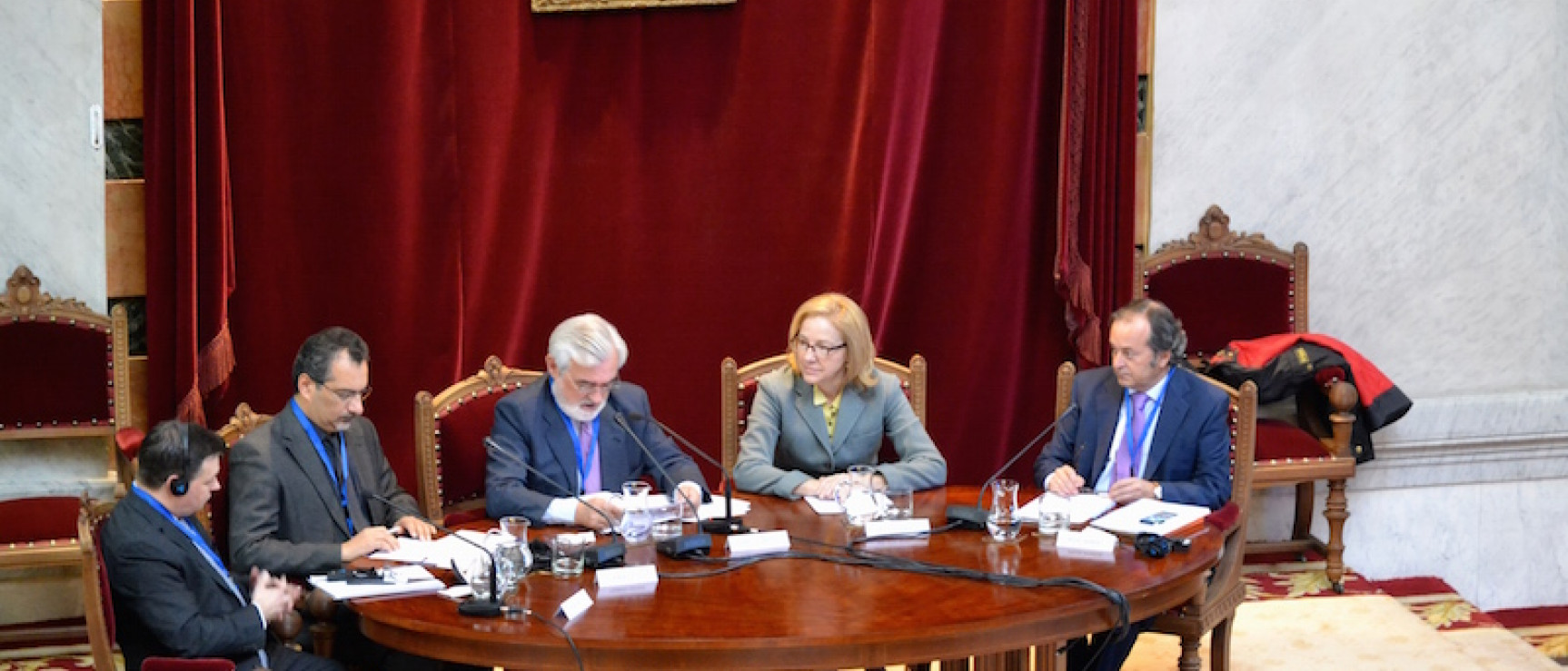 Mesa de los primeros ponentes de la mañana.