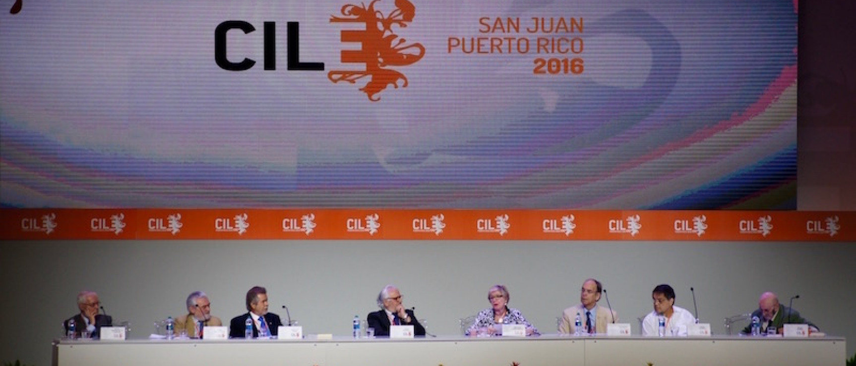 Participantes en el plenario dedicado a la poesía.