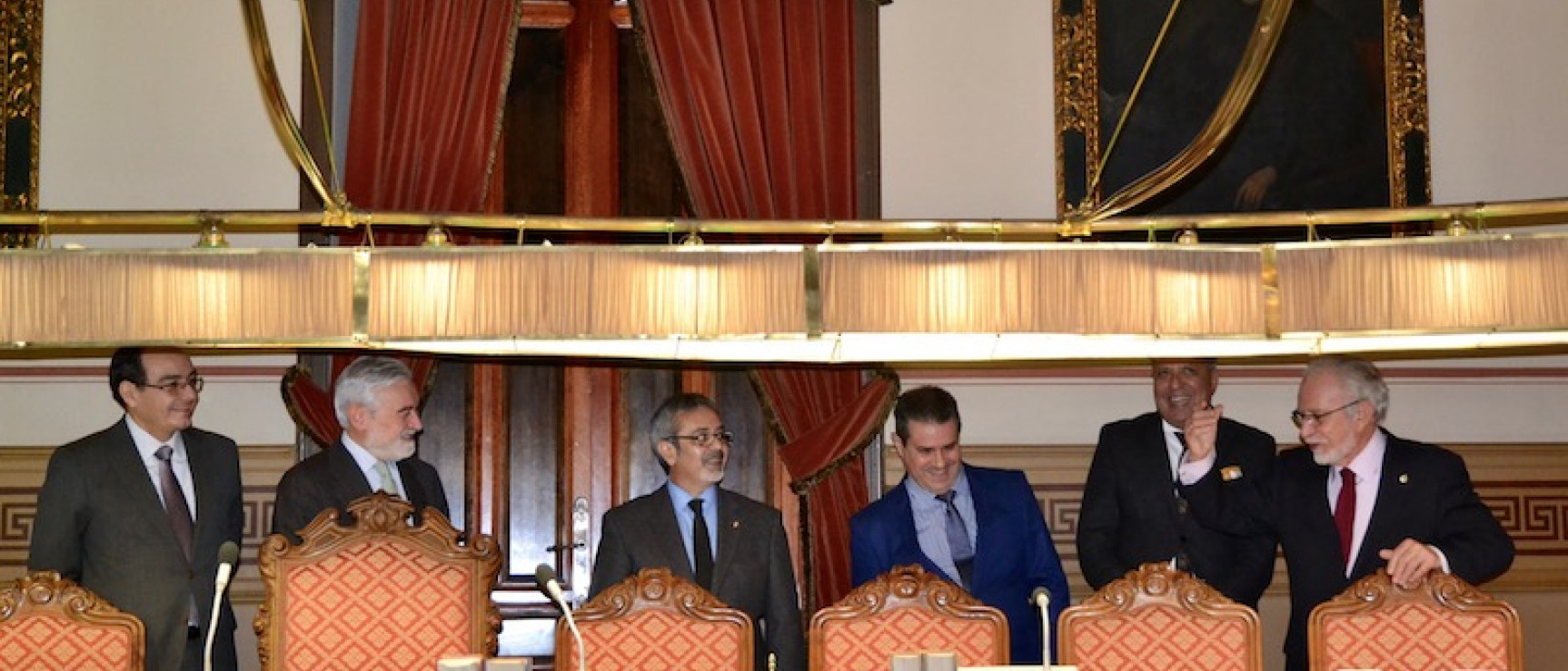 La delegación paraguaya en el salón de plenos de la RAE.