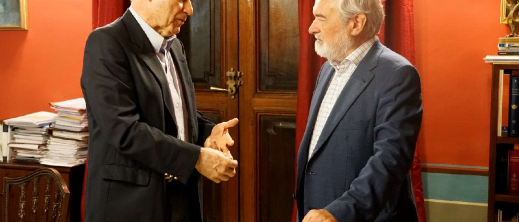 Darío Villanueva conversa con Arístides Royo sobre los proyectos de la corporación panameña.