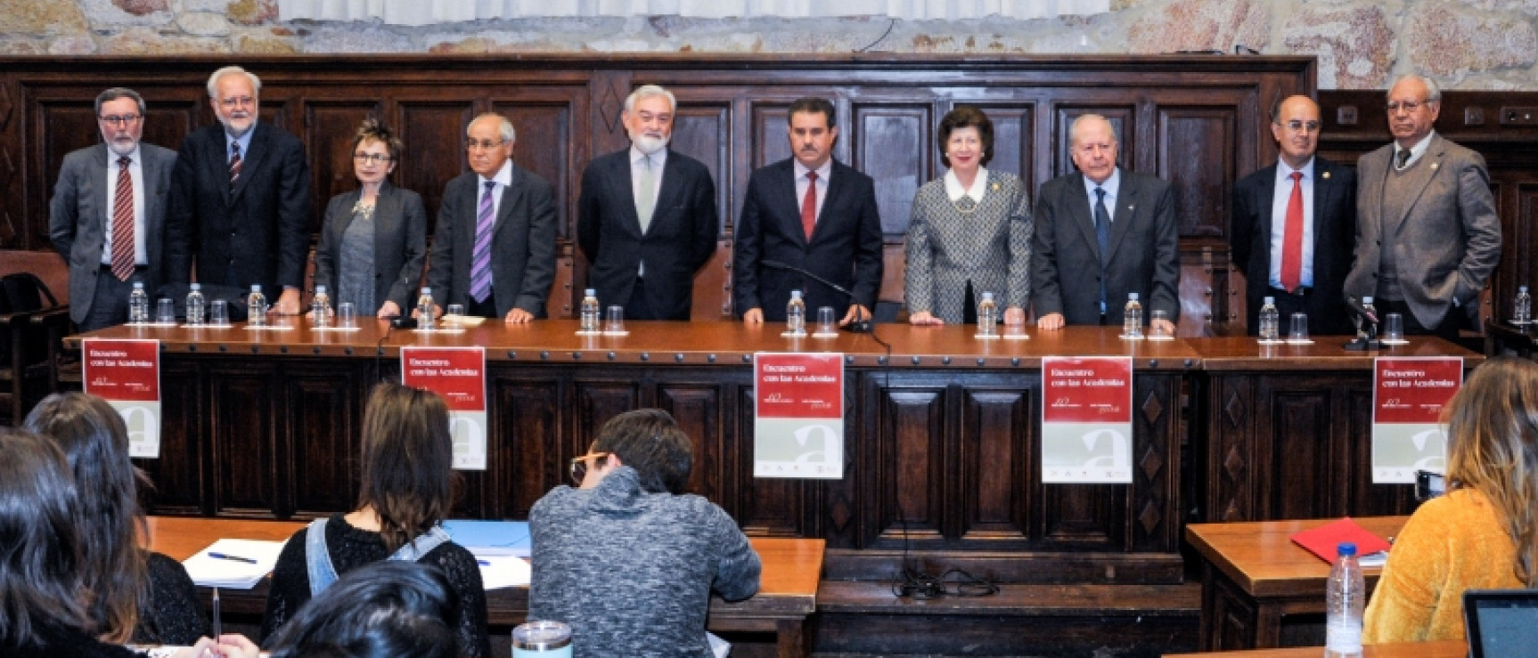 Los académicos de la RAE y la ASALE antes del acto. Foto: Pablo de la Peña.