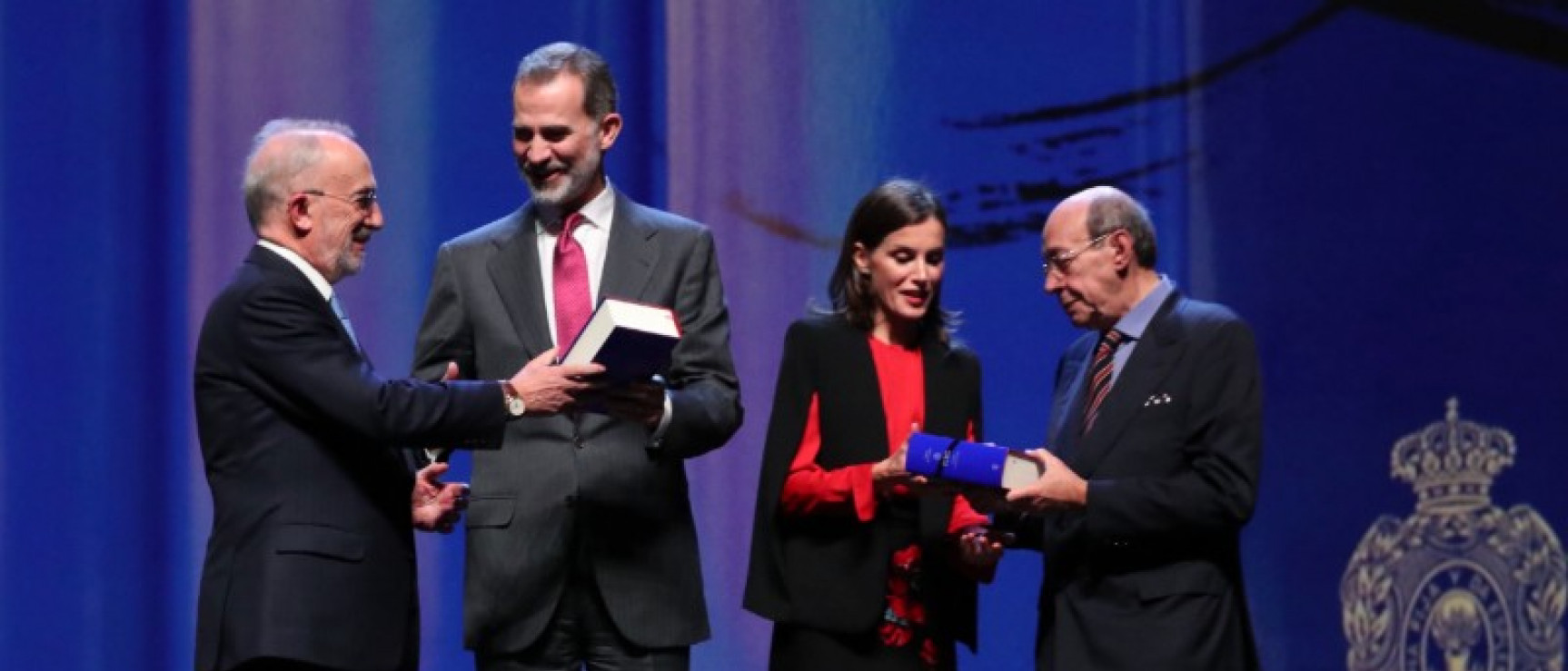 El académico de la RAE Francisco Rico y el director de la RAE, Santiago Muñoz Machado, hacen entrega a los reyes de España de las obras completas de Cervantes (foto: Casa Real)