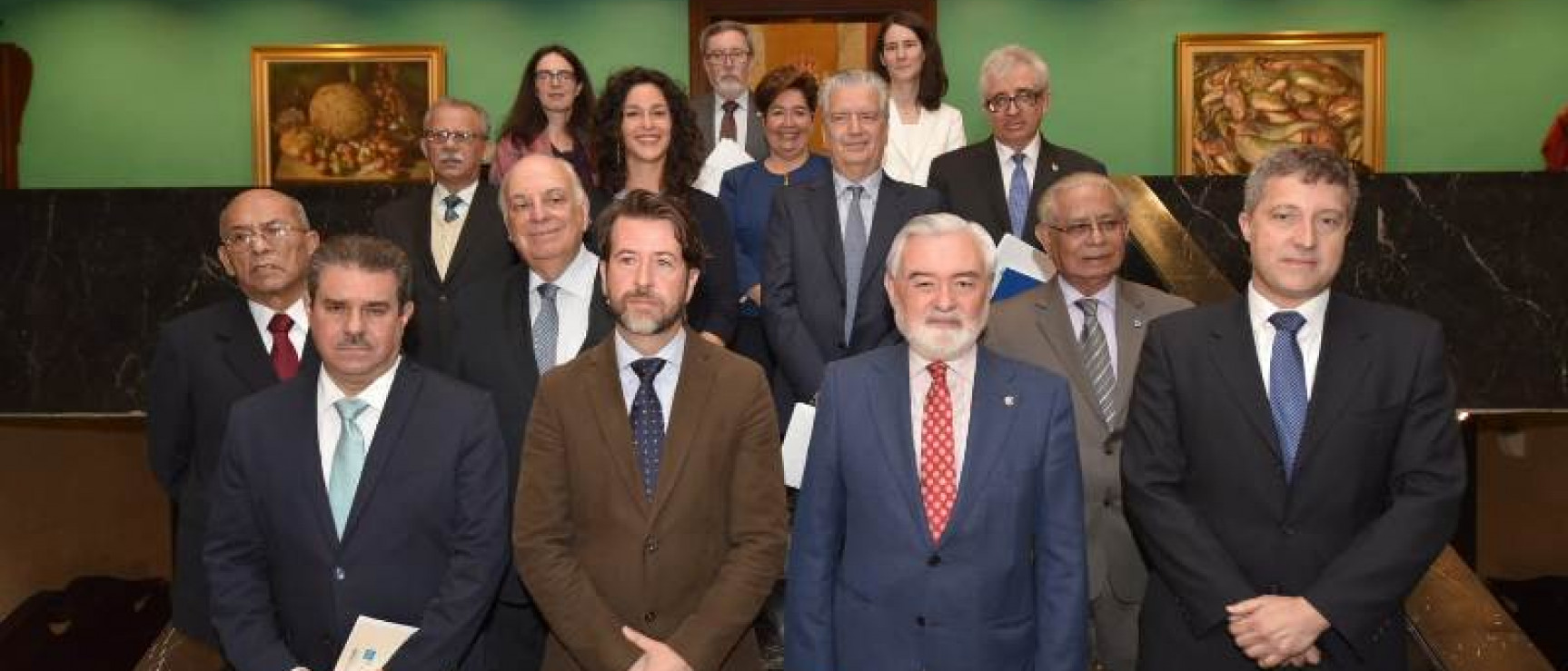 La Comisión Interacadémica del «DFP» junto con el presidente del Cabildo y el director insular de Cultura. 