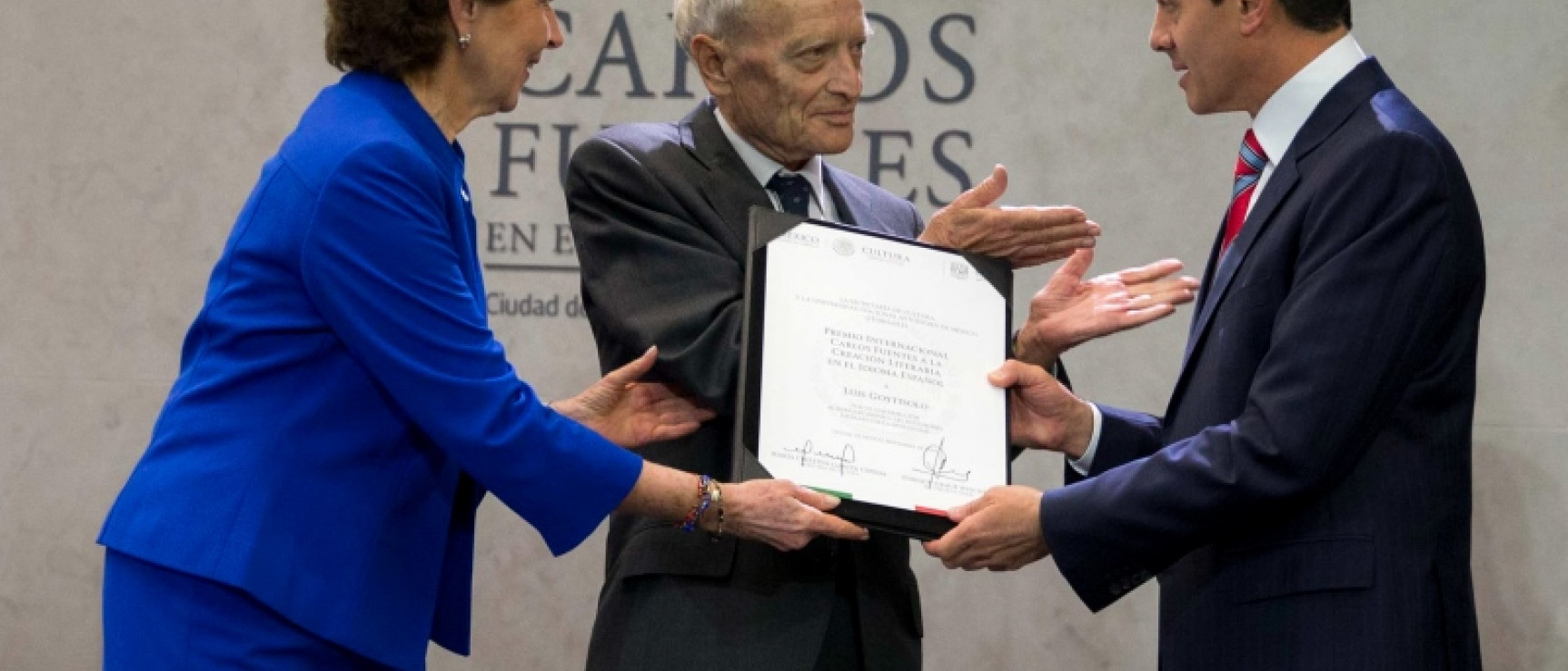 La secretaria de Cultura Federal M.ª Cristina García Cepeda y el presidente mexicano Enrique Peña Nieto entregan el galardón. Foto: Gobierno de México.