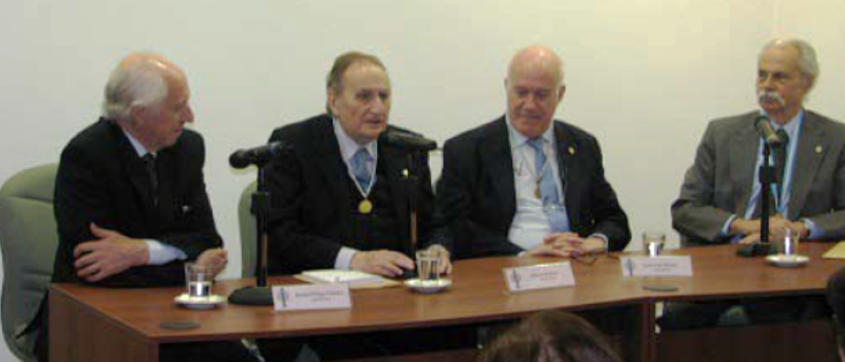 La AAL rinde homenaje al académico Antonio Requeni.