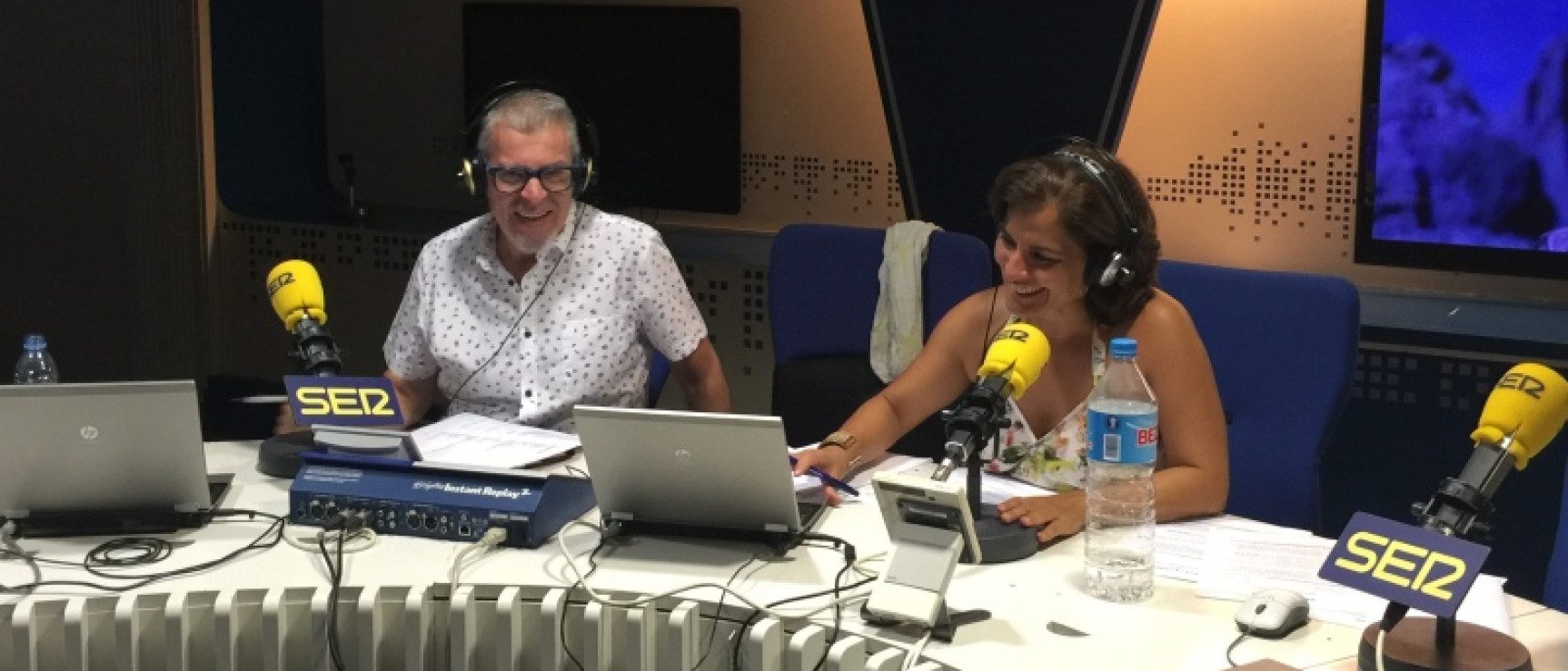 Manu Berástegui y Lourdes Lancho durante la emisión del programa «Saca la lengua».