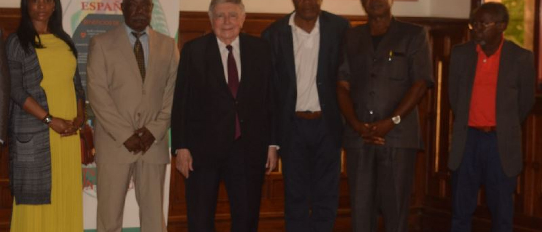 Luis María Anson con los académicos de la AEGLE.