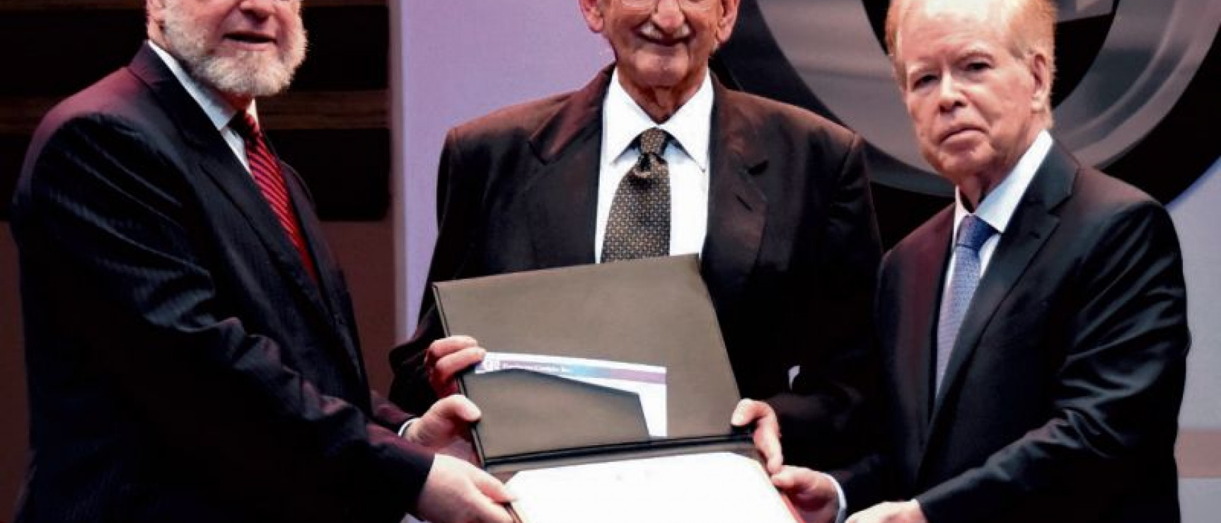 Pedro Vergés y José Luis Corripio Estrada entregan el premio a Salvador Gautier. Foto: Alberto Calvo.