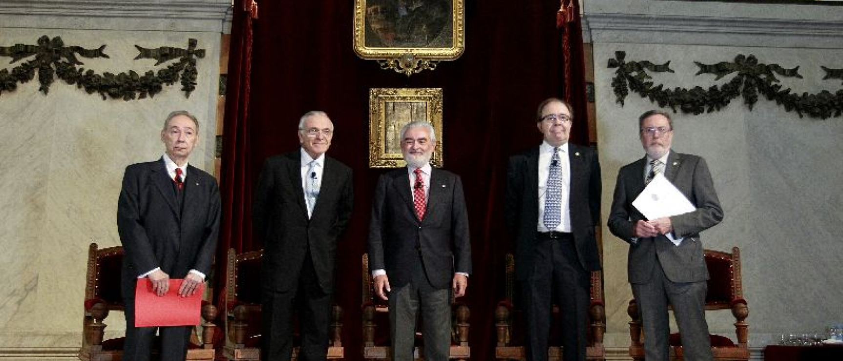 Foto de familia de los participantes en el acto.