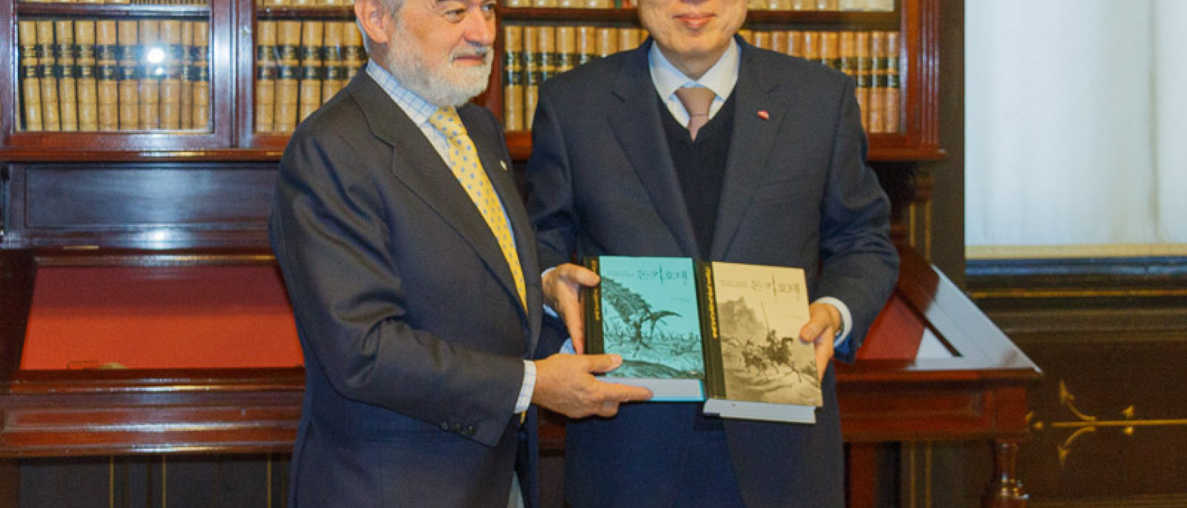 El director de la RAE ha recibido los ejemplares de manos del profesor Park Chul.