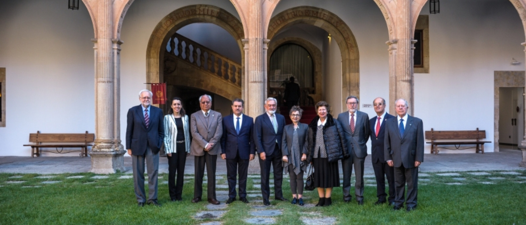 Foto de familia de la Comisión Interacadémica de Gramática. Foto: Pablo de la Peña