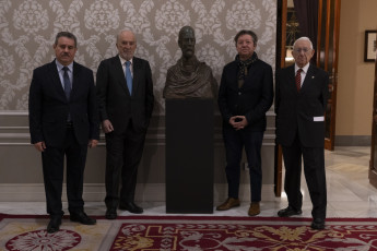 La RAE recibe la donación de un busto de Rufino José Cuervo