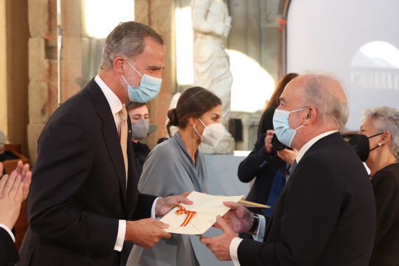 El rey entrega al director de la RAE, Santiago Muñoz Machado, el Premio Nacional de Historia (foto: Casa Real)