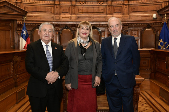 Presidente de la Corte Suprema de Chile, Juan Eduardo Fuentes Belmar, y las exposiciones de la ministra presidenta de la Comisión de Lenguaje Claro del Poder Judicial, Ángela Vivanco Martínez, y del director de la RAE y presidente de la ASALE, Santiago Muñoz Machado (foto: © Poder Judicial de Chile).