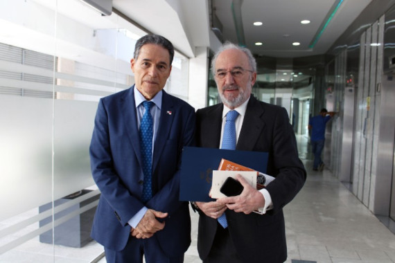 El director de la Academia Panameña de la Lengua, Arístides Royo, y el director de la RAE, Santiago Muñoz Machado (foto: APL)