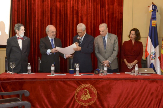 Muñoz Machado, investido como miembro correspondiente de la Academia Dominicana de la Lengua por su director, Bruno Rosario Candelier (foto: Academia Dominicana de la Lengua)