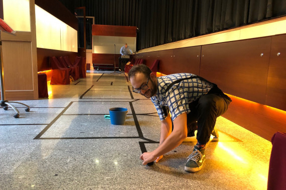 El artista Pablo Little trabajando en el punto de lectura de «Rayuela» (foto: RAE)