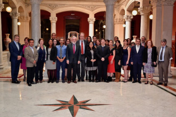 Profesores y estudiantes de la ELH con el director de la RAE en la sede institucional.